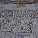 Mentre nella navata centrale si trova un mosaico realizzato con blocchetti di calcare e marmo policromo, risalente all�XI-XII secolo